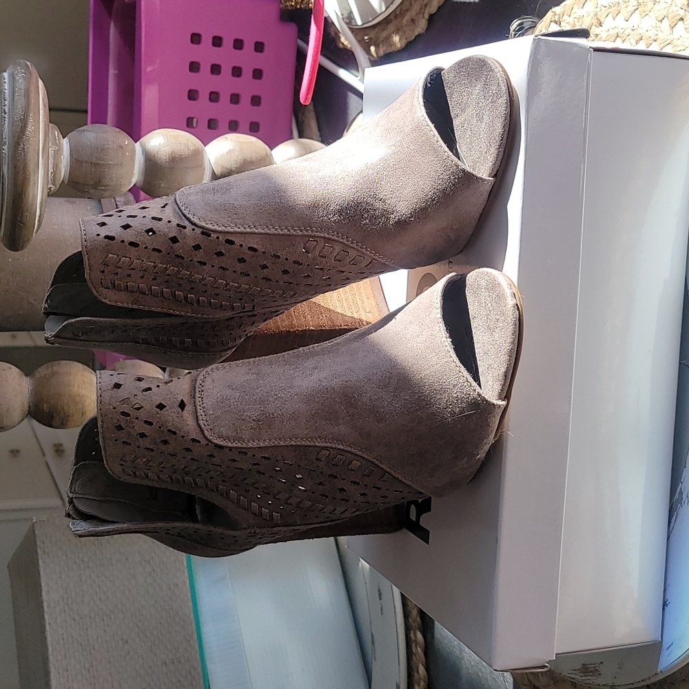 Tan patterned heels